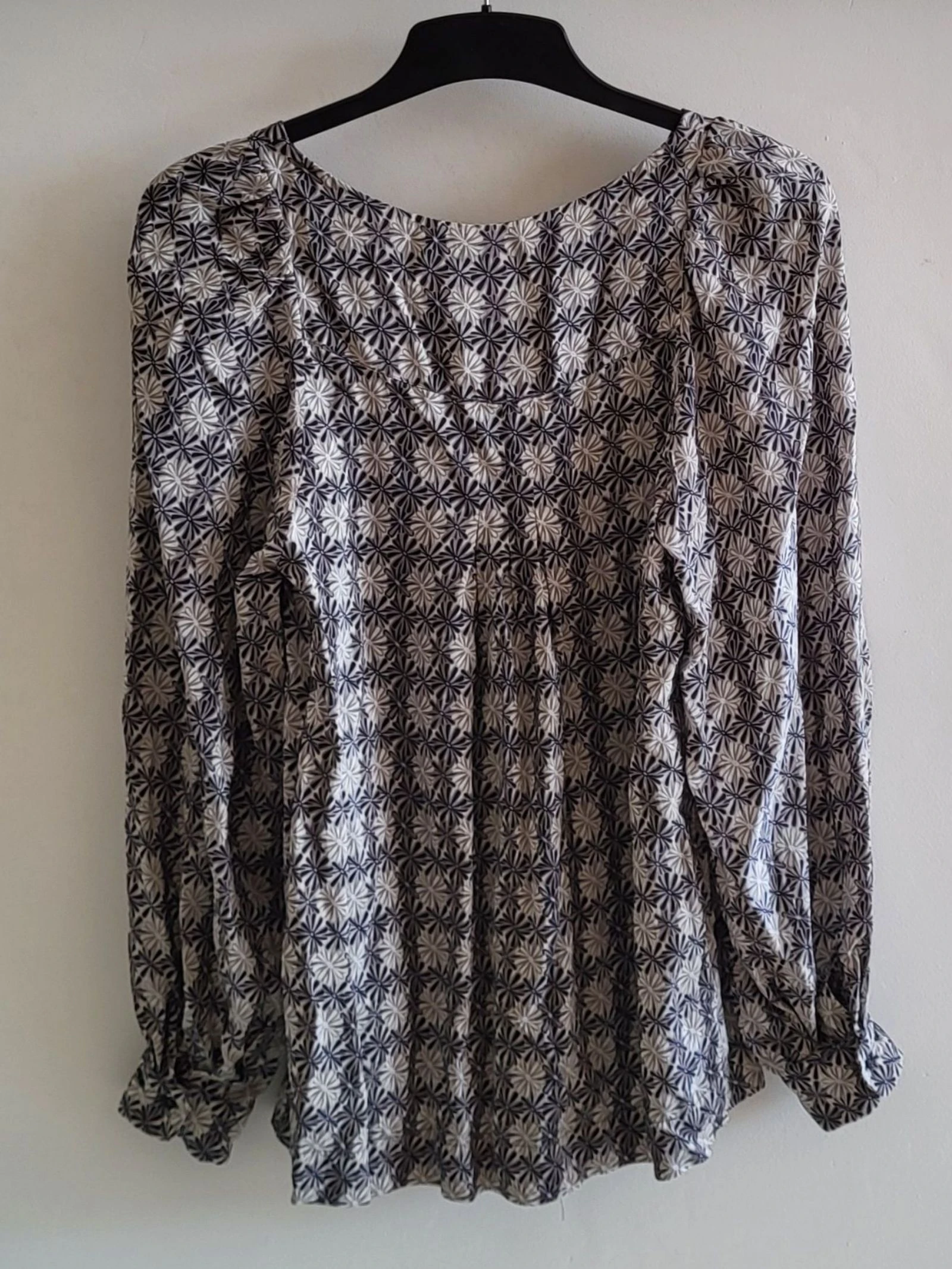 Blusa Elegante Massimo Dutti PP/TFr36-Cinza&Preto-estampado Floral & Fluido 100%Seda em Ótimo Estado – photo 4